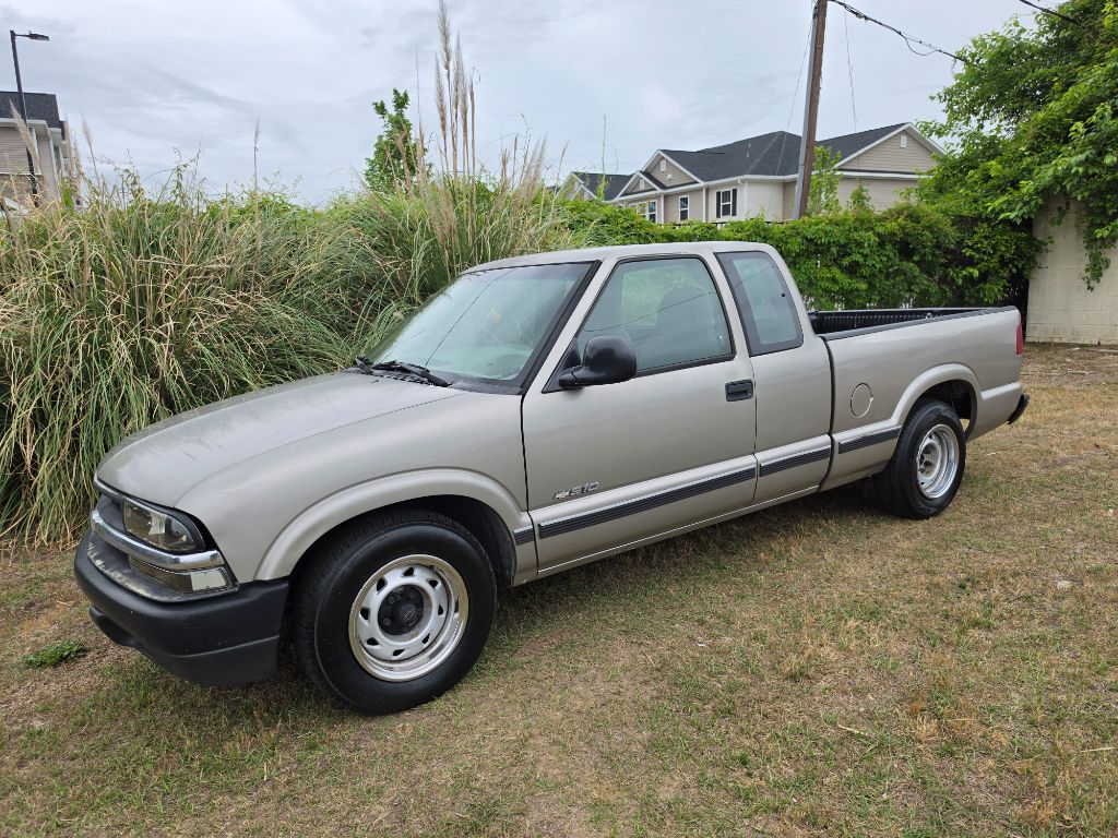 2002 Chevrolet S10 2WD Extended Cab LS w/3rd Door's photo